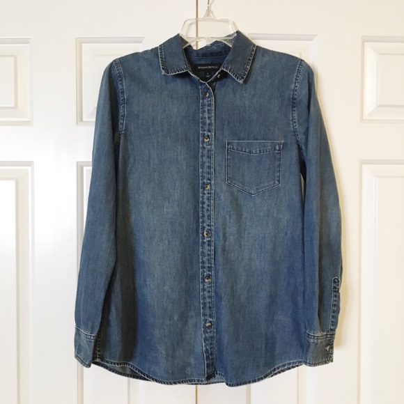 Banana Republic Tops - Banana Republic chambray top. Size small. EUC.